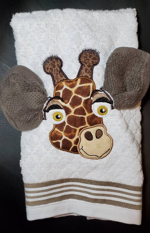giraffe bathroom decor, hand towel and wash cloth set, baby gift, giraffe lover, child&#39;s bathroom decor, zoo theme, giraffe lover collector